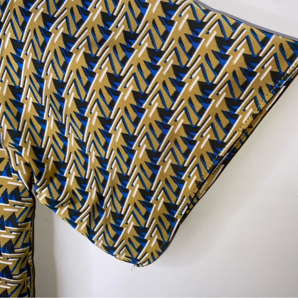 House Of Harlowe Small Button Down Collared Silky Short Sleeve Geometric Top - Picture 3 of 8